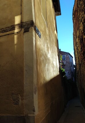 La petite rue du Bousquet, la maison fait l'angle avec la rue de la Fondue Haute