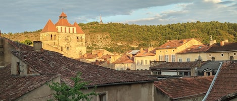 La vue au deuxième étage sur la cathédrale et le Mont Saint-Cyr