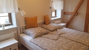 Schlafzimmer mit Doppelbett