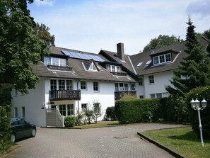 Hausansicht - nur 300 Meter vom Strand entfernt befindet sich das komfortable Ferienhaus