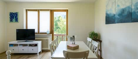 Ferienwohnung Kleine Auszeit, 70 qm, Obergeschoss, Südbalkon-Wohnzimmer und Essbereich