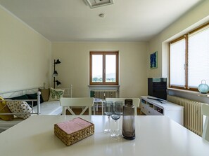 Ferienwohnung Kleine Auszeit, 70 qm, Obergeschoss, Südbalkon-Wohn- und Essbereich