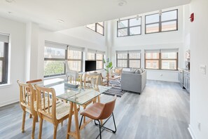客室内のダイニングエリア