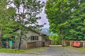 Exterior | Spacious Deck | Mountain Views | Outdoor Dining