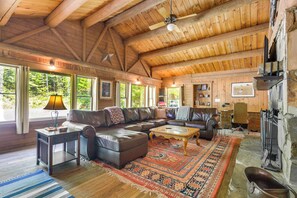 Living Room | Free WiFi | Smart TV | Fireplace | Central A/C