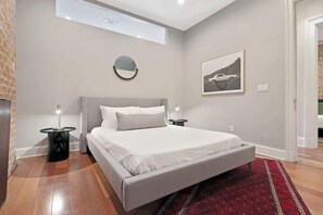 Bedroom 1 (Queen)
