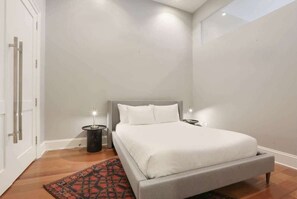Bedroom (Queen)