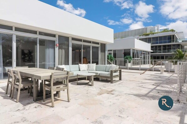 Welcome to 250 Collins by Roami!