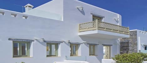 Elegant Astypalaia Villa | Villa Verde | Hot Tub | 2 Bedrooms | Chora