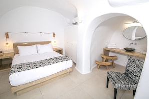 Luxury Santorini Villa | Villa Elysian Enas | Private Plunge Pool | 2 Bedrooms 2 bathrooms | Oia