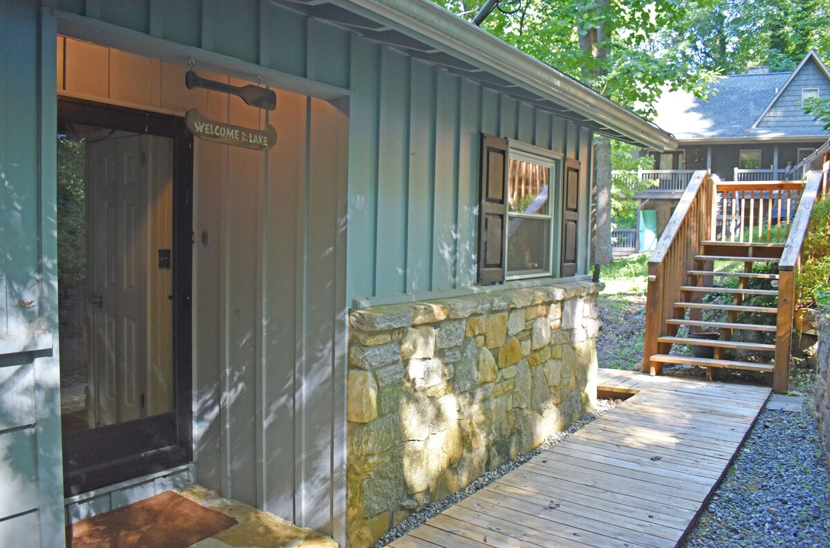 Serene Lakefront Cottage with Firepit, 2 Kayaks, Floating dock & Peddle Boat