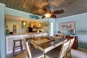 Dining area with seating for six, in addition to four stools at the bar 