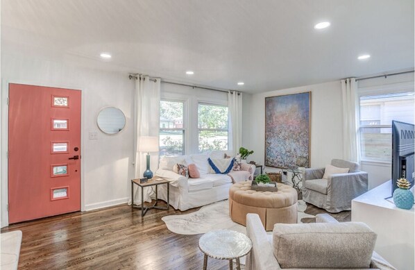 Cozy Open living room /dining room kitchen area to entertain 