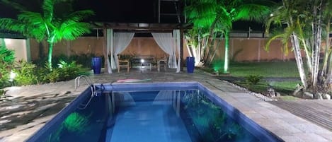 piscina e pergola para apreciar um bom drink