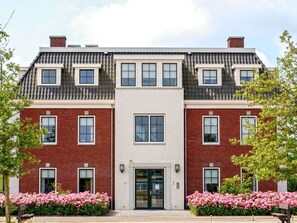 Plante, Bâtiment, Fenêtre, Propriété, Ciel, Nuage, Porte, Arbre, Brique, Maison