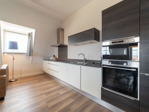 Cabinetry, Comptoir, Bâtiment, Cuisinière, Bois, Robinet, Appareil De Cuisine, Design Intérieur, Cuisine, Électroménager