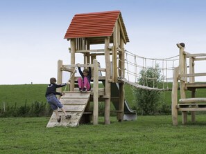 Espace Public, Terrain De Jeux, Équipement Extérieur Play, Établissements Humains, Toboggan, Des Loisirs, Loisir, Amusement, Herbe, Arbre
