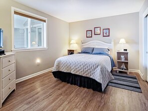 2nd Bedroom - queen bed