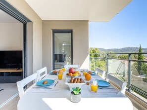 Table, Propriété, Meubles, Vaisselle, Ciel, Bleu Azur, Bâtiment, Architecture, Ombre, Aliments