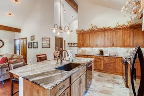 Spacious Kitchen ready for the Chef!
