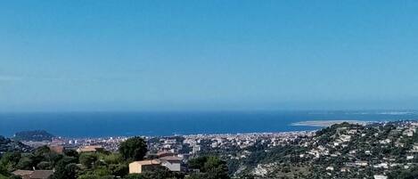 Vue mer féérique sur Nice promenade des anglais, Antibes, Cannes, Saint-Tropez