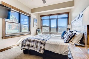 Master King Bedroom