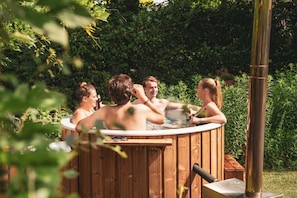 Outdoor spa tub