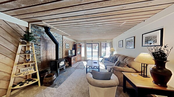 Spacious Living Space for a Mountain Getaway