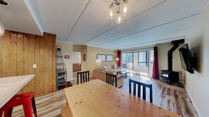 Comfortable Condo for 6 with Full Dining Area and Bar Seating