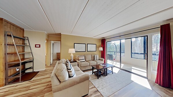 Bright and Spacious Slopeside Condo with Side Views of Mammoth