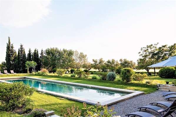 Repos, détente et natation à la piscine