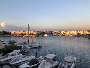 Blick von der Terrasse: den Morgen genießen 