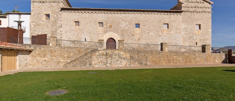 Fachada y jardín del Palacio de Olza.