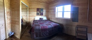 Main Bedroom, queen bed