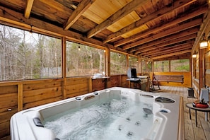 Indoor spa tub