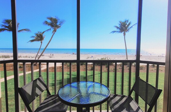 Relax on the screened in lanai, and feel the breeze off the Beach