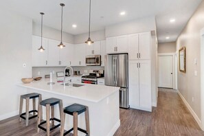 Large kitchen with counter island for 3