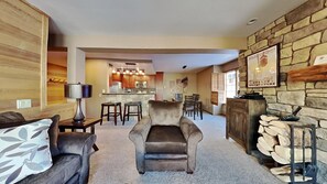Cozy and Spacious Slopeside Home Just Steps to Mammoth Mountain