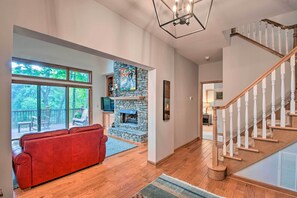 Living Room | Central A/C & Heating | Free WiFi