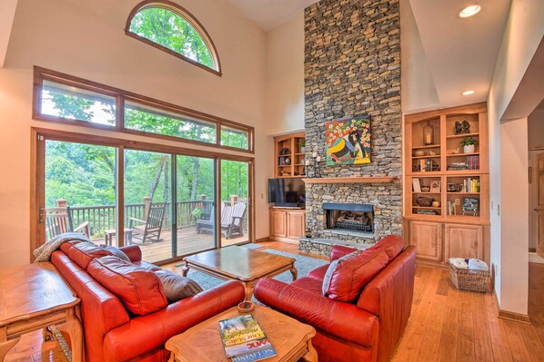 Sapphire Vacation Rental | 3BR | 3.5BA | Stairs Required | 2,500 Sq Ft