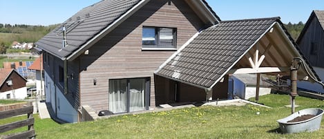 Außenansicht mit Blick auf die Dachgeschosswohnung und Terrasse