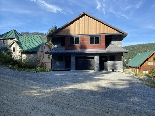 1/2 duplex on 3 levels.  Bedrooms/bath on upper.  Living area/kitchen on main. 