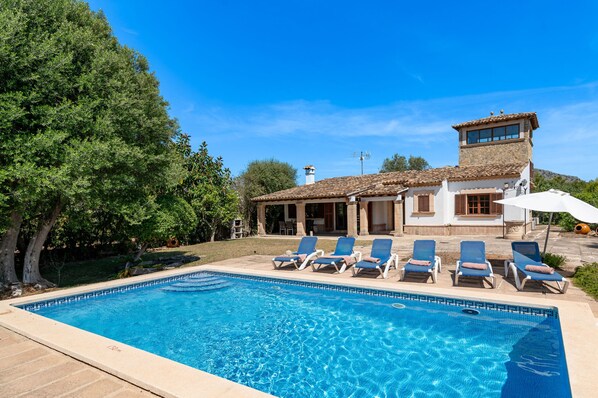 Swimming pool
