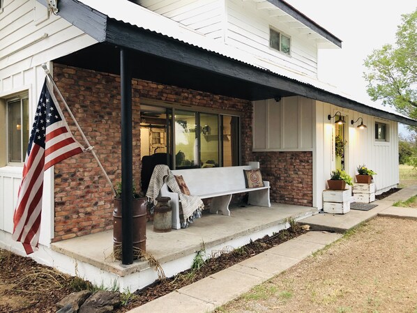 Front porch has amazing views of the mountains!
