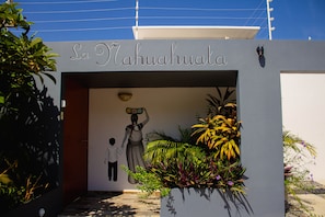 Welcome to LaNahuahuata!
"Mi mujercita" en español or "My little girl"!