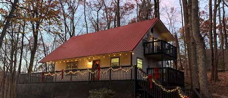 Easy to access, FLAT driveway! How rare is that in Gatlinburg!