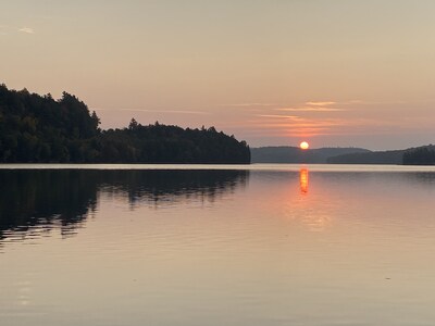 Beautiful Waterfront Cottage on Picadilly Bay, located on Redstone Lake