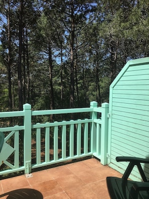 Terrasse ensoleillée (sud ouest), vue pinède et golf, aucun vis à vis