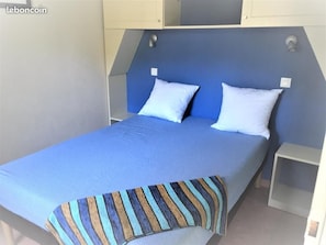 Chambre , avec lit double, armoire et rangements