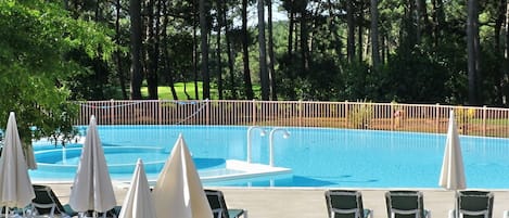Belle piscine chauffée de 400m2 ouverte d'avril à septembre, avec espace balnéo